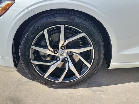 Used 2020 Volvo S60 T5 Momentum image 3