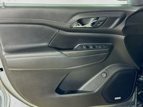 Used 2023 GMC Acadia SLT image 21