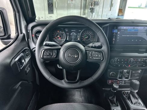Used 2026 Jeep Wrangler Unlimited Rubicon AWD/4WD image 18