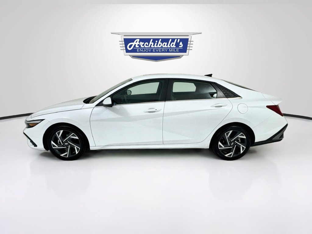 Used 2025 Hyundai Elantra SEL FWD image 4