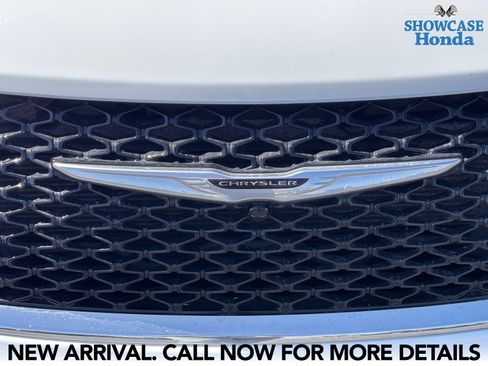 Used 2024 Chrysler Pacifica Touring FWD image 8