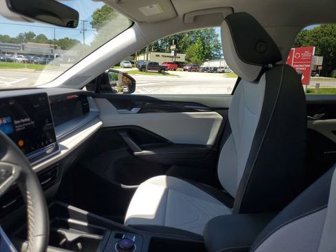 Certified 2025 Volkswagen Tiguan SE w/ Panoramic Sunroof Package AWD/4WD image 17