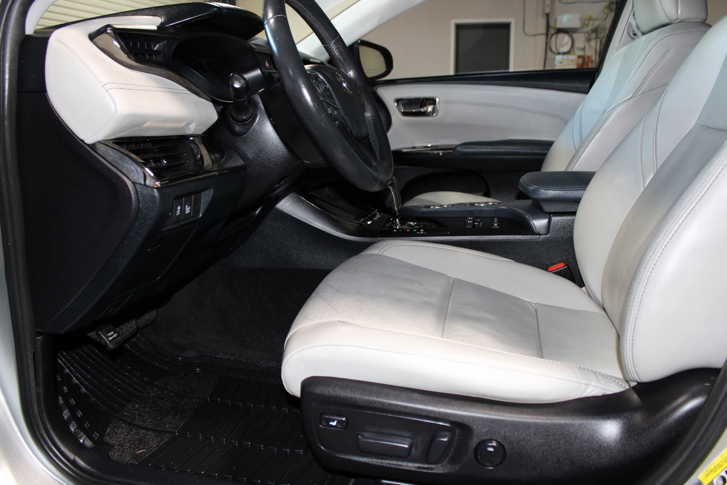 Used 2015 Toyota Avalon Limited w/ Technology Package FWD image 27
