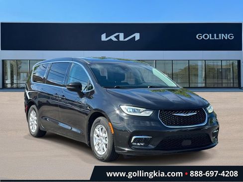 Used 2023 Chrysler Pacifica Touring-L FWD image 1