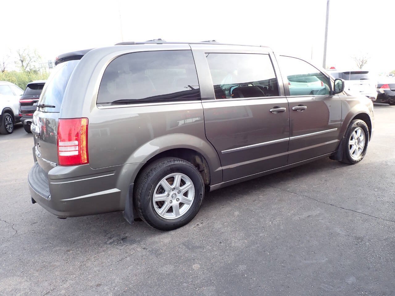 Used 2010 Chrysler Town & Country Touring FWD image 6