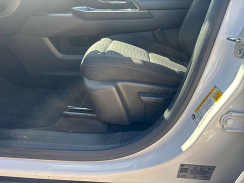 Used 2025 Chevrolet Equinox LT FWD image 22