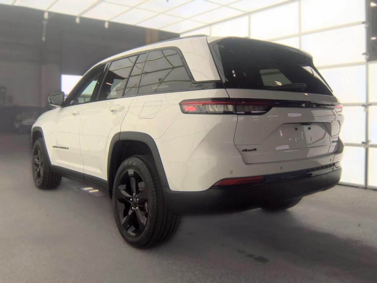 Used 2023 Jeep Grand Cherokee Limited w/ Black Appearance Package AWD/4WD image 3