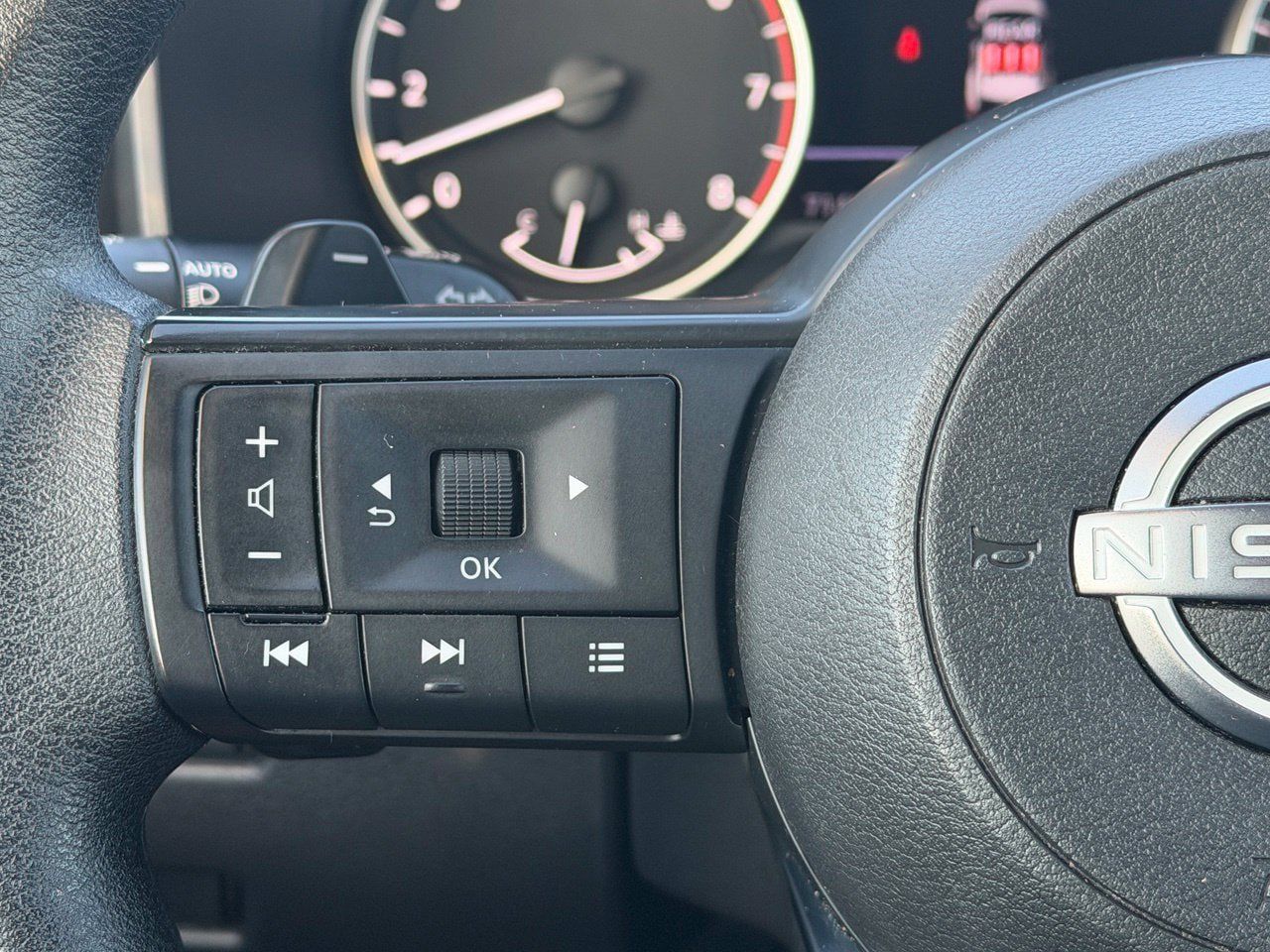 Certified 2024 Nissan Rogue SV FWD image 17