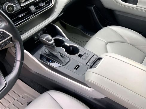 Used 2022 Toyota Highlander XLE FWD image 17