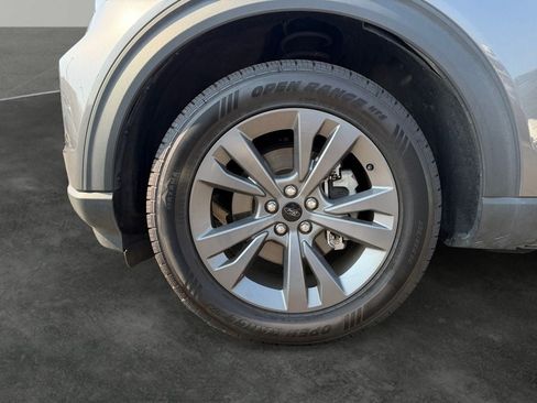 Used 2023 Ford Explorer XLT w/ Equipment Group 202A AWD/4WD image 4