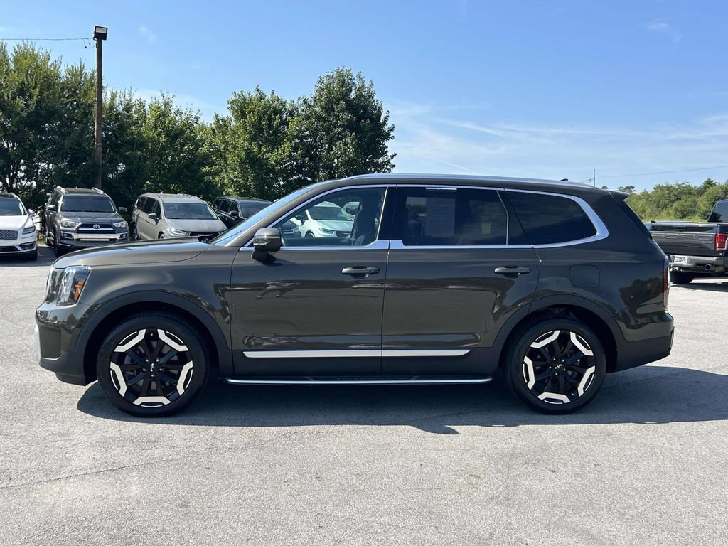 Used 2023 Kia Telluride EX w/ EX Captain's Chair Package FWD image 4