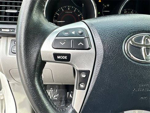 Used 2011 Toyota Highlander SE image 23