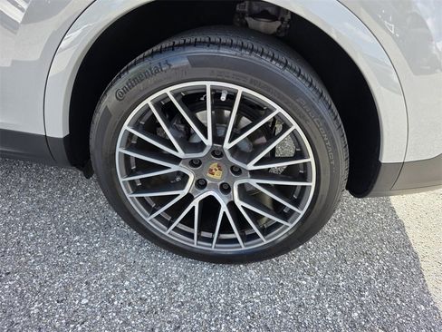 Used 2022 Porsche Cayenne image 19