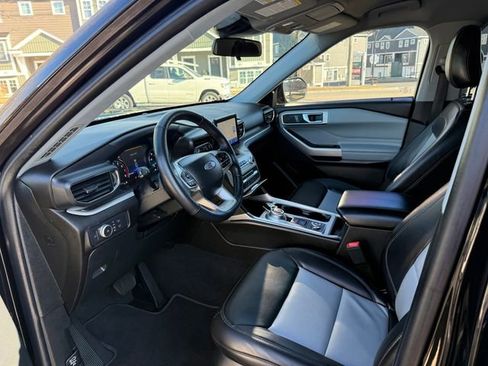 Used 2022 Ford Explorer XLT w/ Equipment Group 202A image 3
