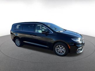 Used 2025 Chrysler Pacifica Select video 2