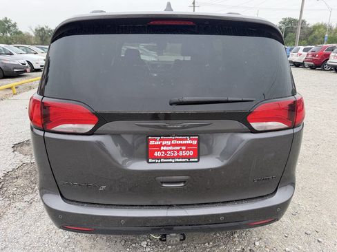 Used 2018 Chrysler Pacifica Limited w/ Advanced Safetytec Group FWD image 4