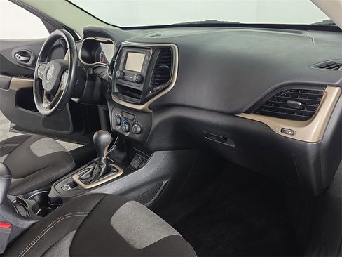 Used 2017 Jeep Cherokee Altitude image 17