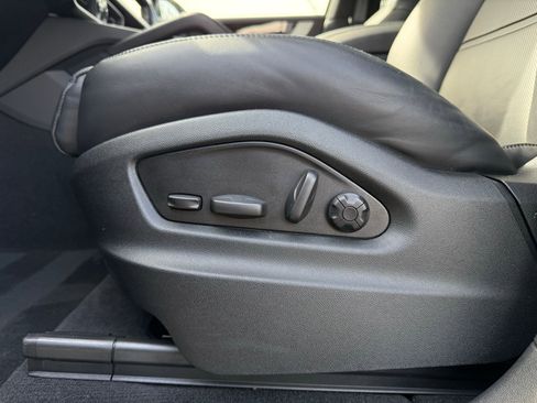 Used 2025 Porsche Cayenne Loaner image 28