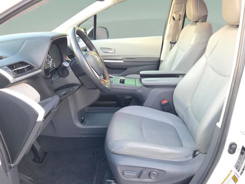 Used 2021 Toyota Sienna XLE image 10
