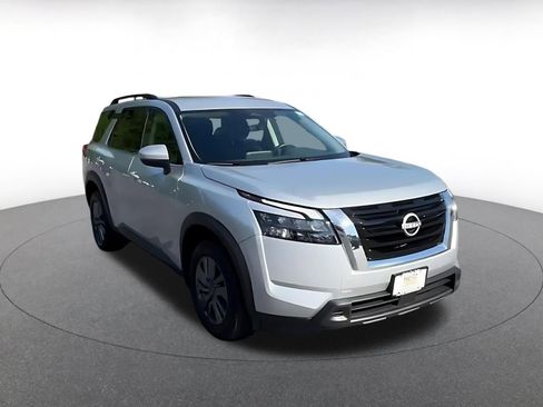 Used 2025 Nissan Pathfinder SV FWD image 3