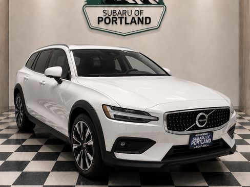 Used 2022 Volvo V60 T5 Cross Country w/ Advanced Package AWD/4WD image 3