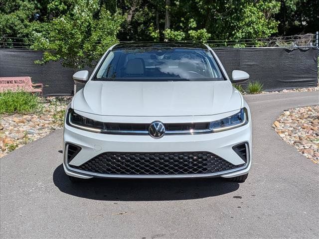 Certified 2025 Volkswagen Jetta SE w/ Sunroof Package FWD image 9