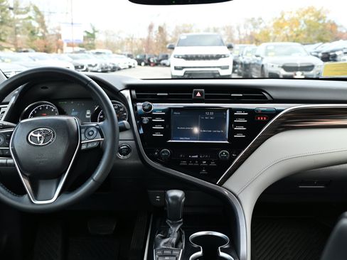 Used 2018 Toyota Camry XLE image 42