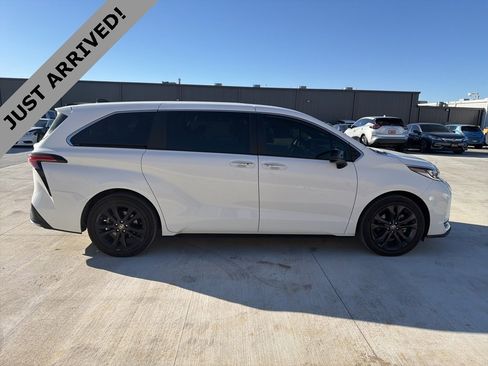 Used 2022 Toyota Sienna XSE image 4
