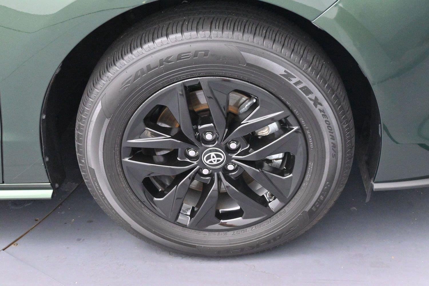 Used 2025 Toyota Sienna XLE FWD image 36