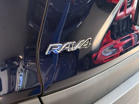 Used 2022 Toyota RAV4 XLE w/ Convenience Package FWD image 8