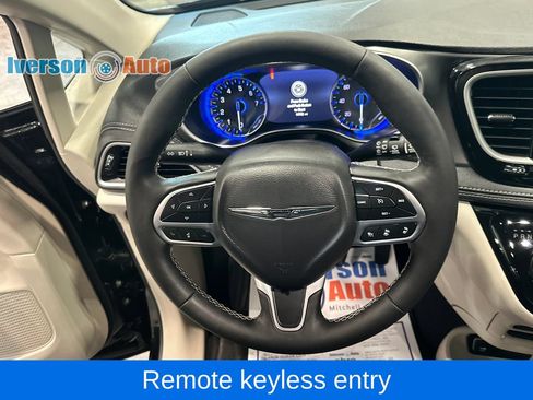 Used 2024 Chrysler Pacifica Touring-L AWD/4WD image 17