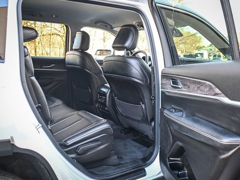 Used 2023 Jeep Grand Cherokee L Limited image 16