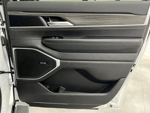 Used 2024 Jeep Wagoneer L Series II image 22