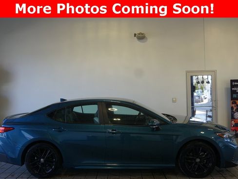 Used 2025 Toyota Camry SE w/ Convenience Package image 2