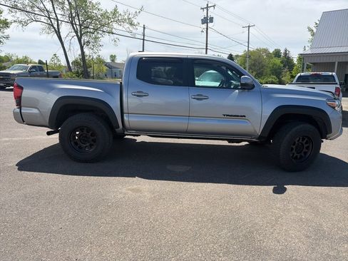 Used 2019 Toyota Tacoma TRD Sport w/ Technology Package AWD/4WD image 8