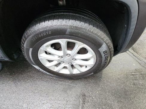 Used 2021 Jeep Grand Cherokee Laredo image 8