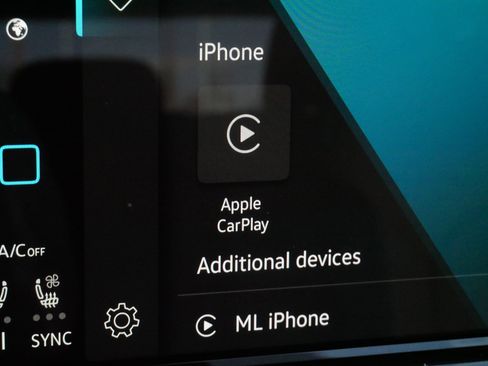 Certified 2025 Volkswagen Atlas Cross Sport SE w/ Panoramic Sunroof Package image 31