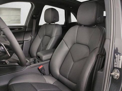 New 2026 Porsche Macan image 5