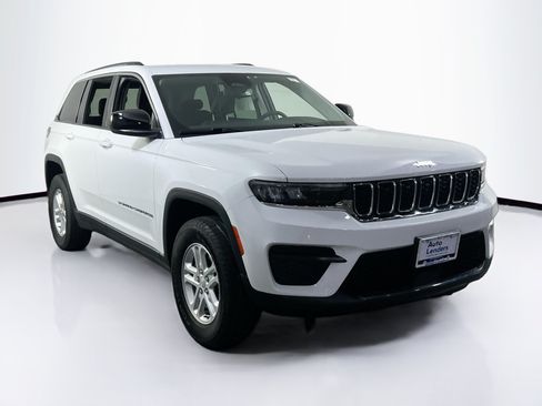 Used 2023 Jeep Grand Cherokee Laredo AWD/4WD image 3