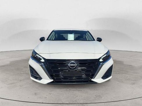 Used 2025 Nissan Altima 2.5 SV FWD image 2