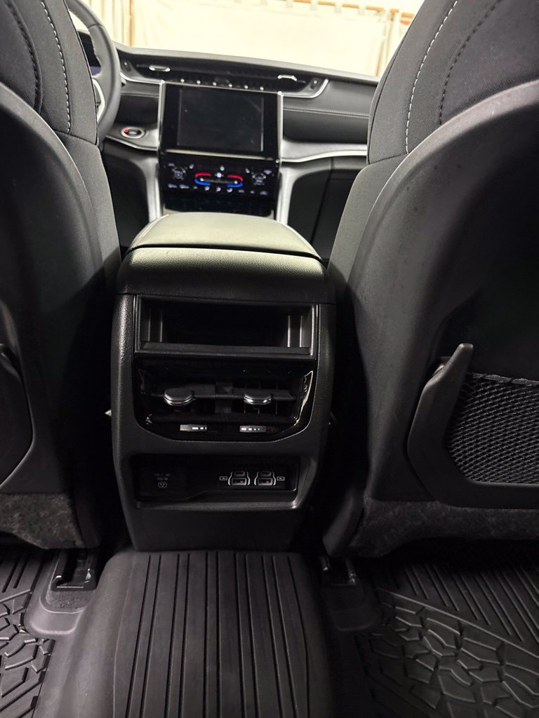 Used 2024 Jeep Grand Cherokee Laredo X w/ Luxury Tech Group I AWD/4WD image 19