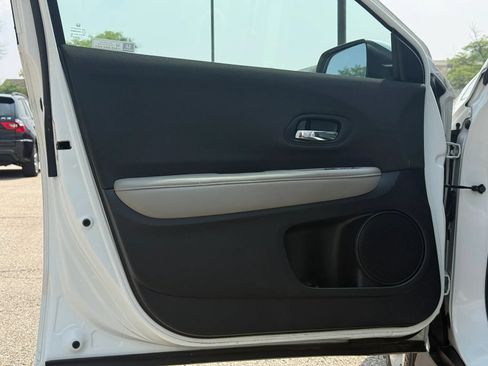 Used 2021 Honda HR-V LX image 9