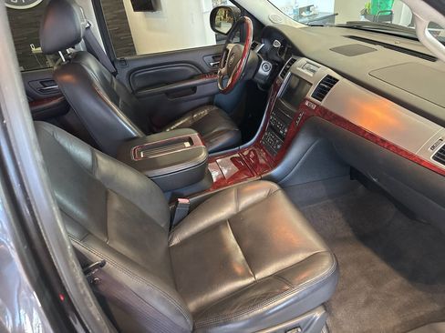 Used 2011 Cadillac Escalade Luxury image 20