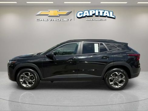 Used 2025 Chevrolet Trax LT FWD image 2