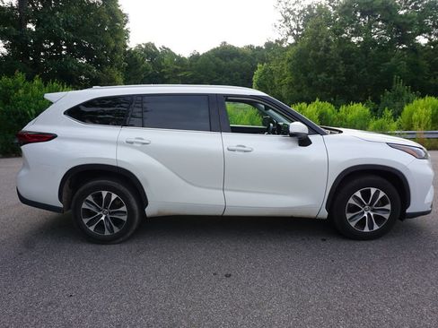 Used 2022 Toyota Highlander XLE FWD image 26
