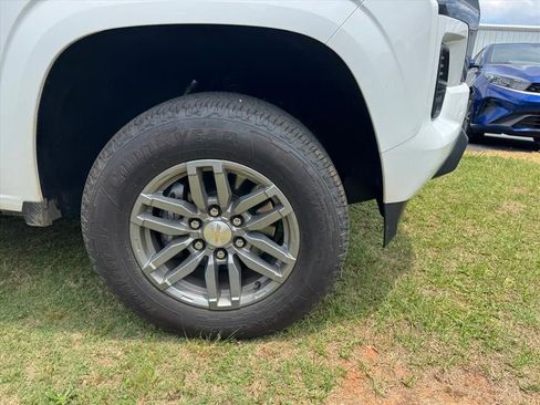 Used 2024 Chevrolet Colorado LT w/ LT Convenience Package RWD image 2