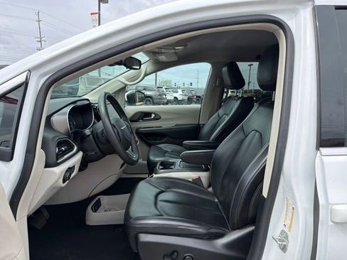 Used 2023 Chrysler Pacifica Touring-L FWD image 21