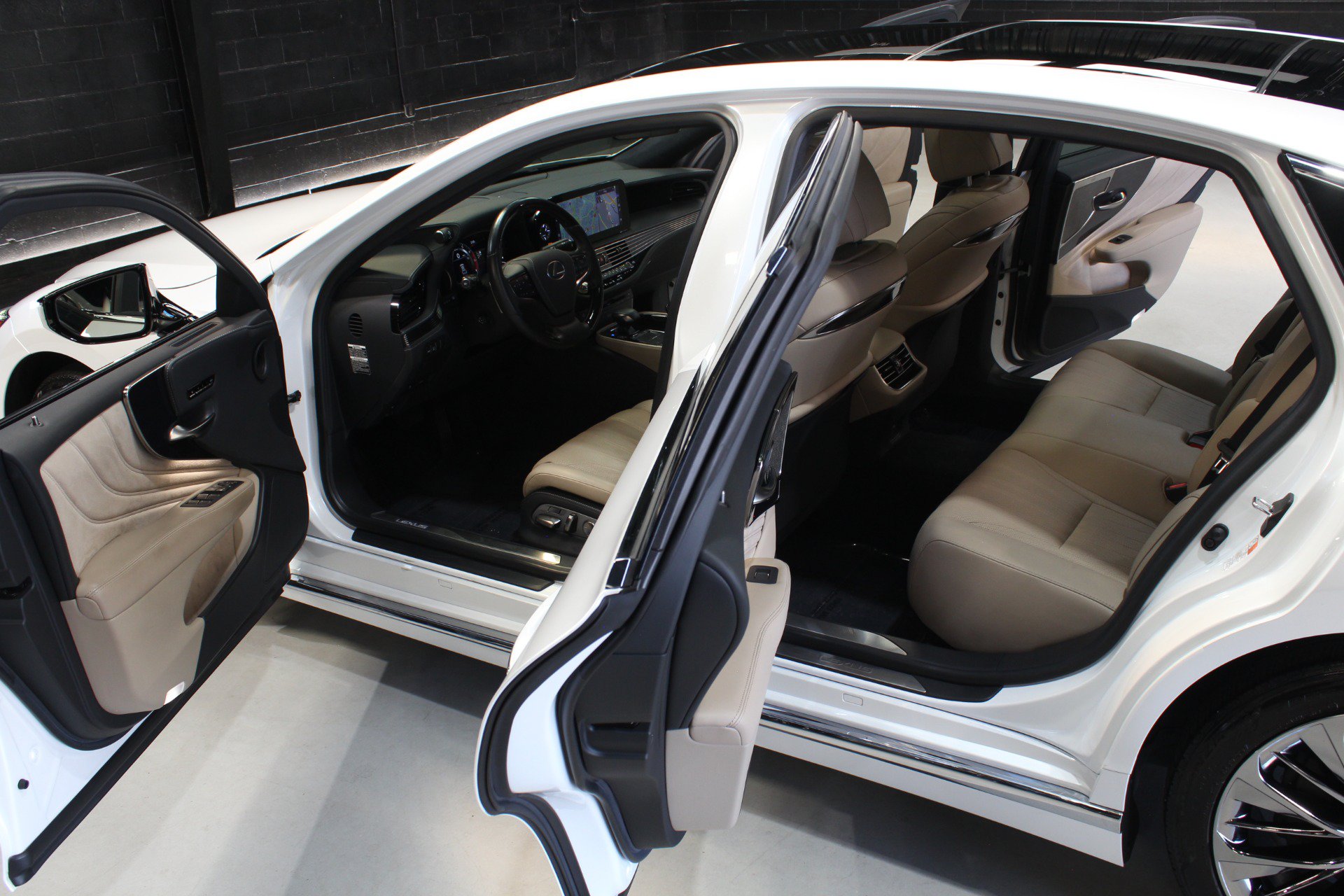 Used 2022 Lexus LS 500 w/ Interior Upgrade Package RWD image 27