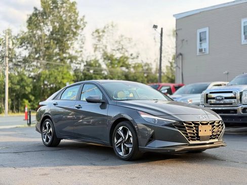 Used 2023 Hyundai Elantra SEL w/ Convenience Package FWD image 2