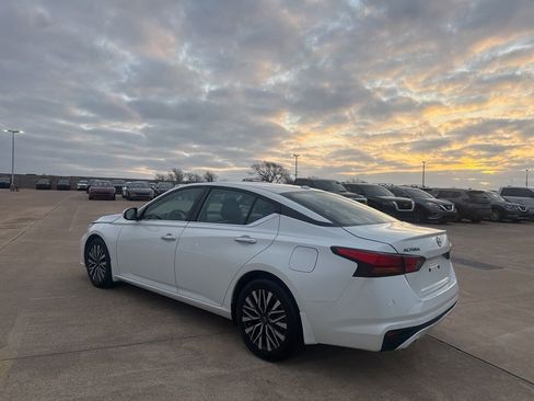Used 2023 Nissan Altima 2.5 SV w/ SV Premium Package image 16